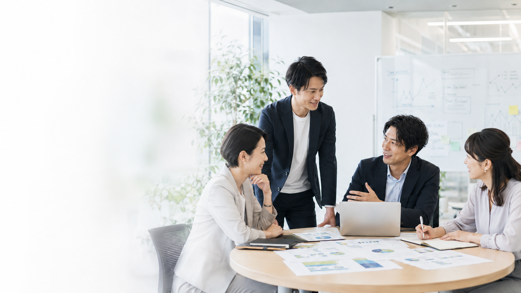 オフィスで議論する社員たち