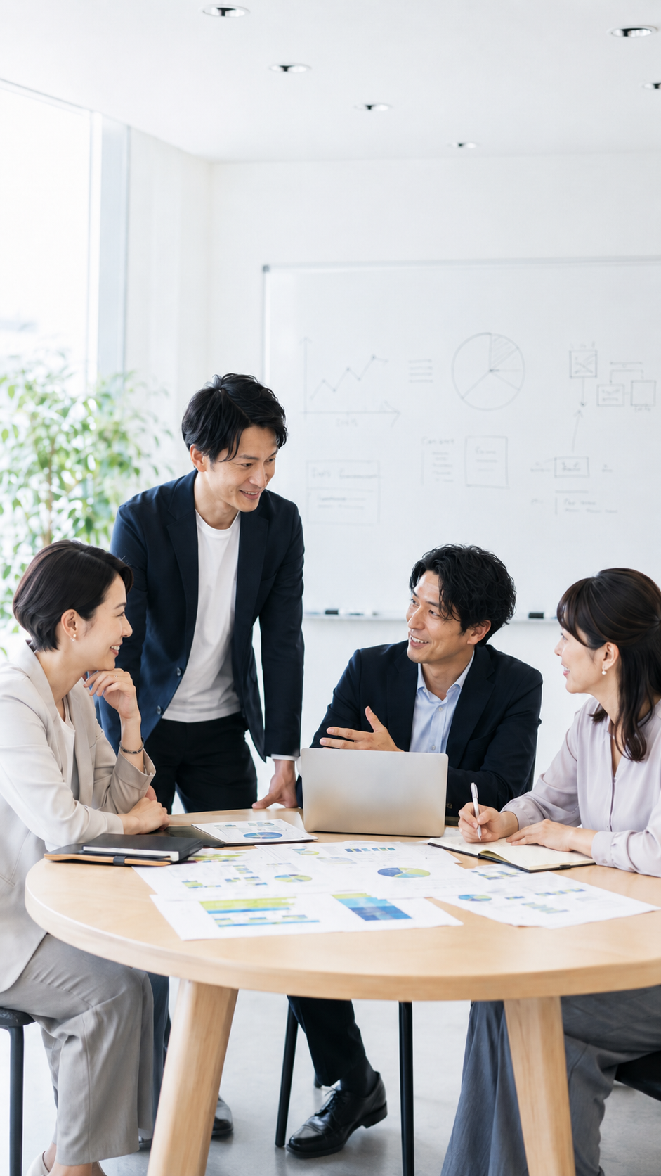 オフィスで議論する社員たち